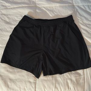 Men’s size XL lululemon 5 inch. Good condition. Small snag see pics. No liner.